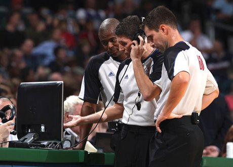 Los árbitros de la NBA se apoyarán con mejor tecnología
