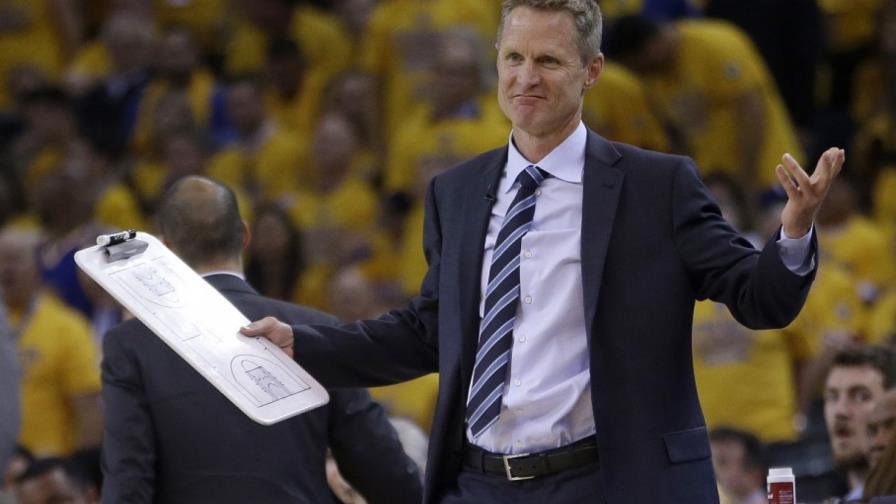 Steve Kerr toma licencia tras operación en la espalda