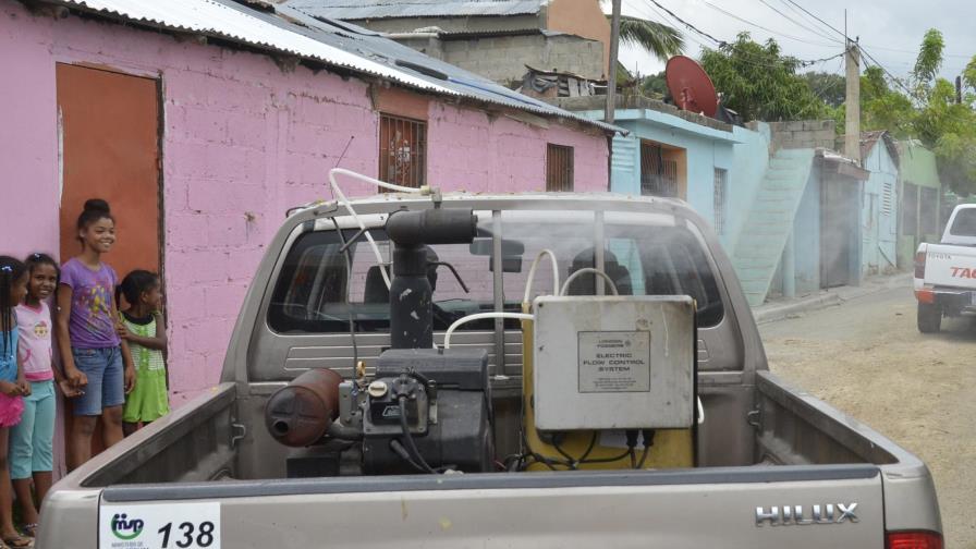 Autoridades de salud intervienen barrios de Santo Domingo Este para prevenir el dengue 