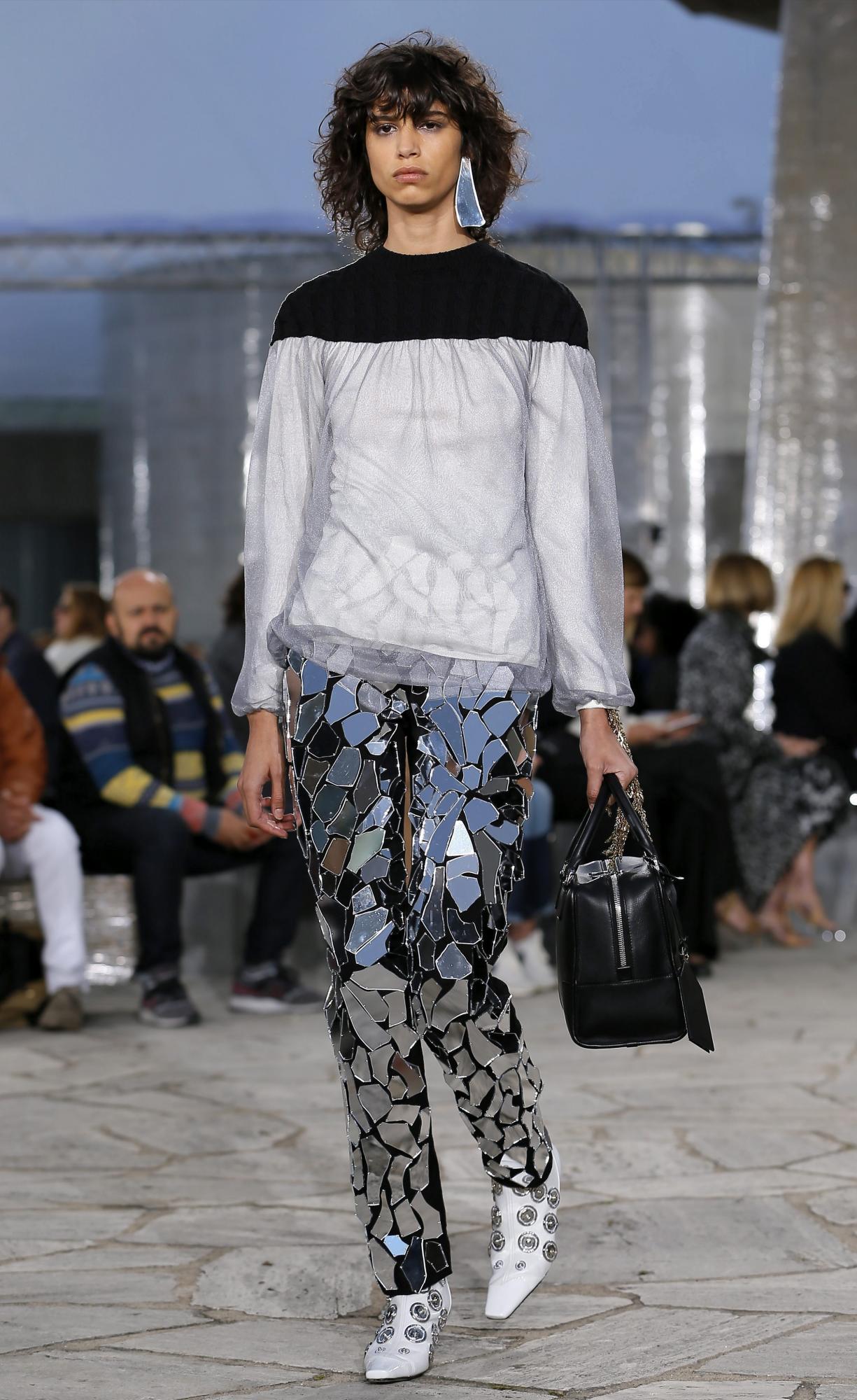 La modelo argentina Mica Arganaraz muestra una creación de la colección prêt-à-porter primavera/verano 2016 del diseñador británico Jonathan Anderson para Loewe. 