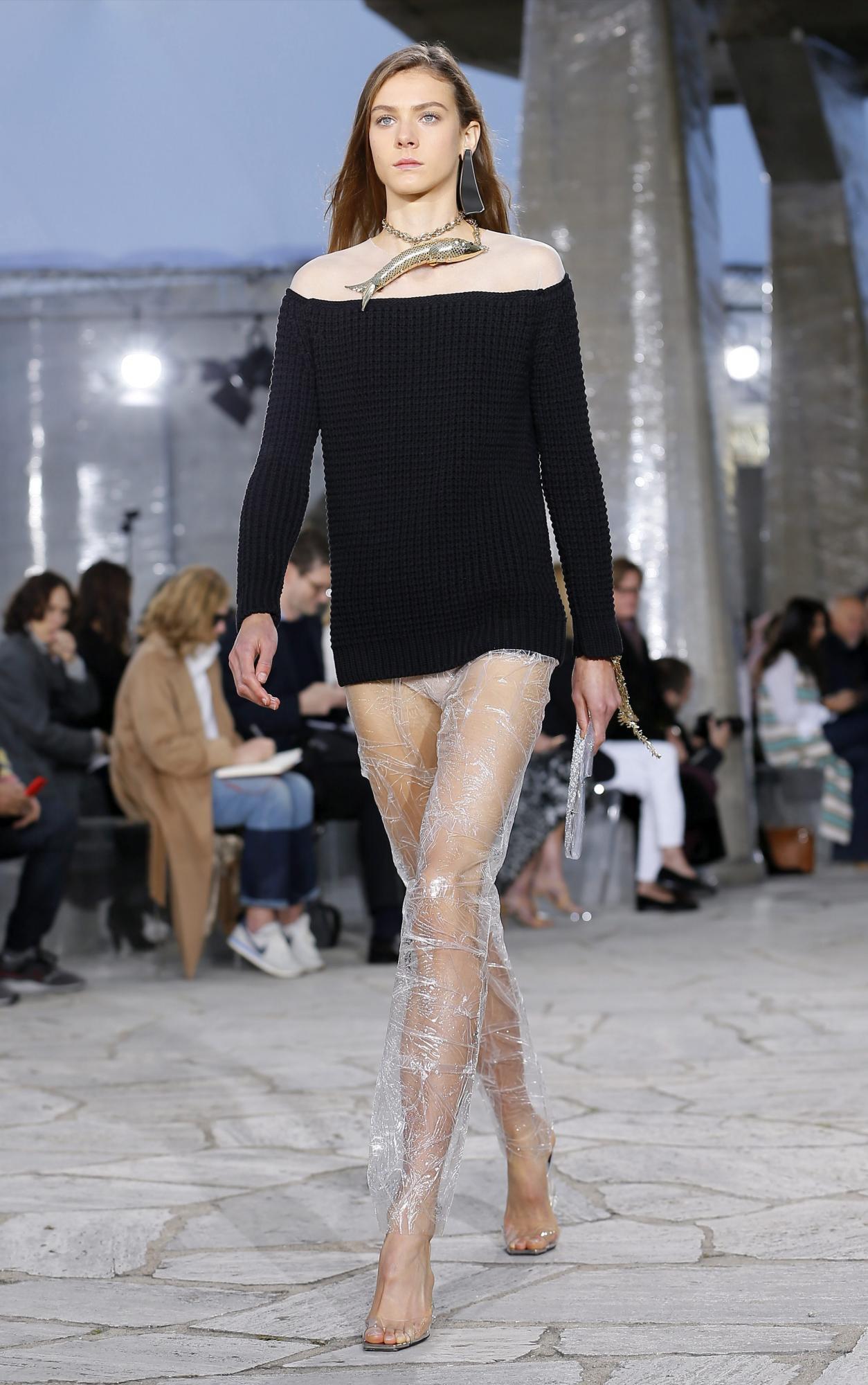 Creación de la colección prêt-à-porter primavera/verano 2016 del diseñador británico Jonathan Anderson para Loewe.