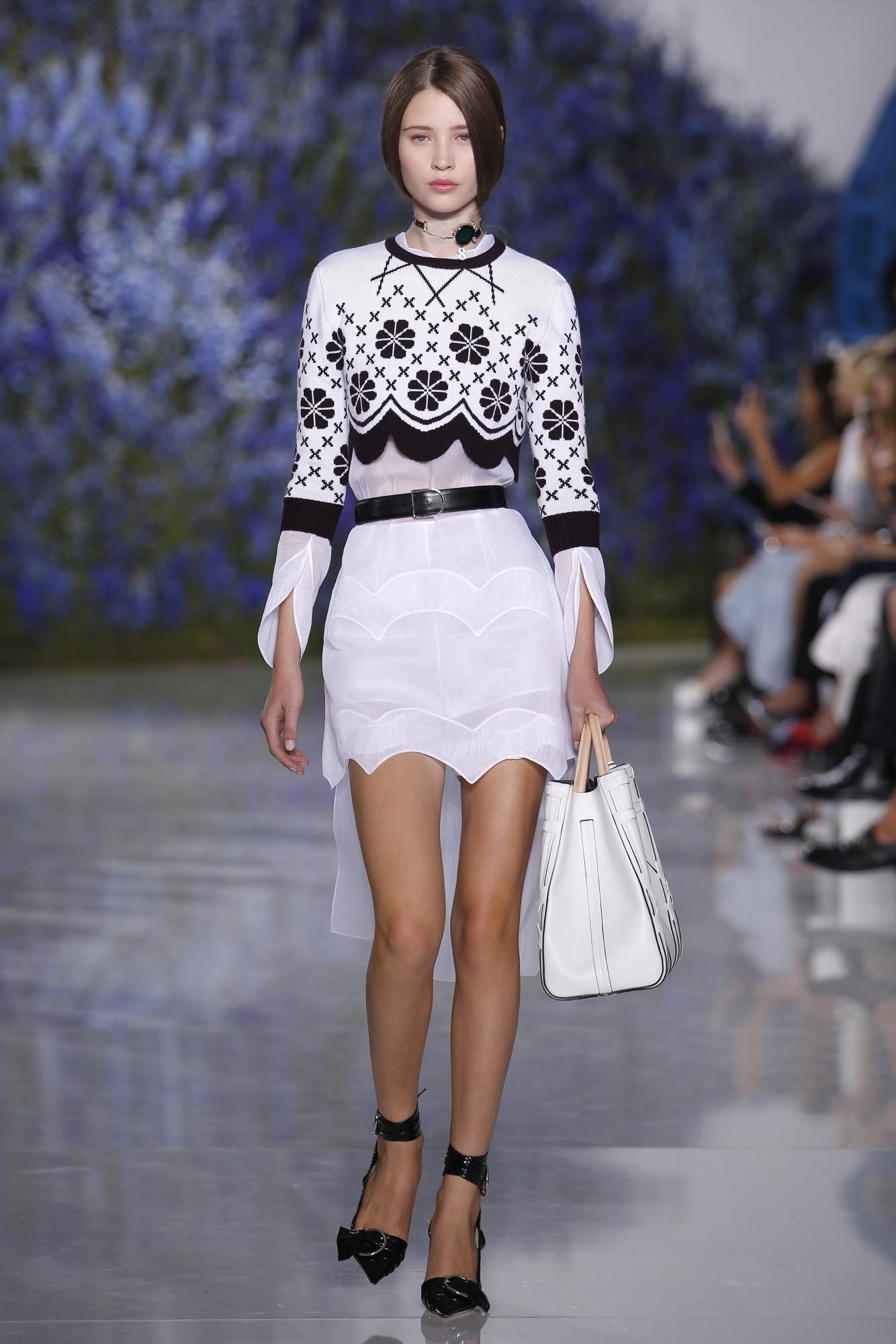 Una modelo desfila por la pasarela con una creación de la colección prêt-á-porter primavera/verano 2016 del diseñador belga Raf Simons para la casa Dior.