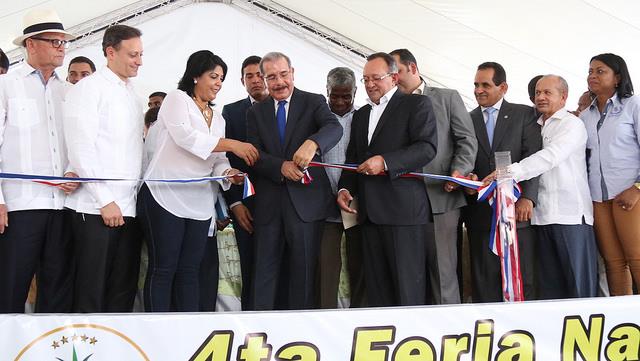 El presidente Medina encabeza la apertura de la Cuarta Feria de la Piña, Cevicos 2015