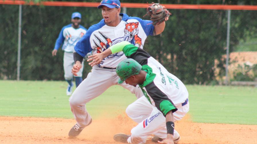 Licey y Estrellas igualan en apertura de la pretemporada