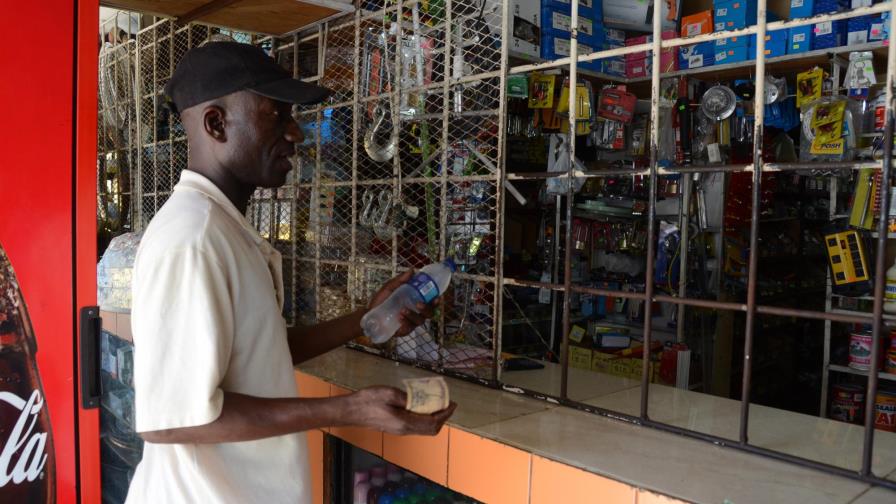 La inseguridad obliga a comerciantes a ofrecer servicios detrás de rejas metálicas La inseguridad obliga a comerciantes a ofrecer servicios detrás de rejas metálicas