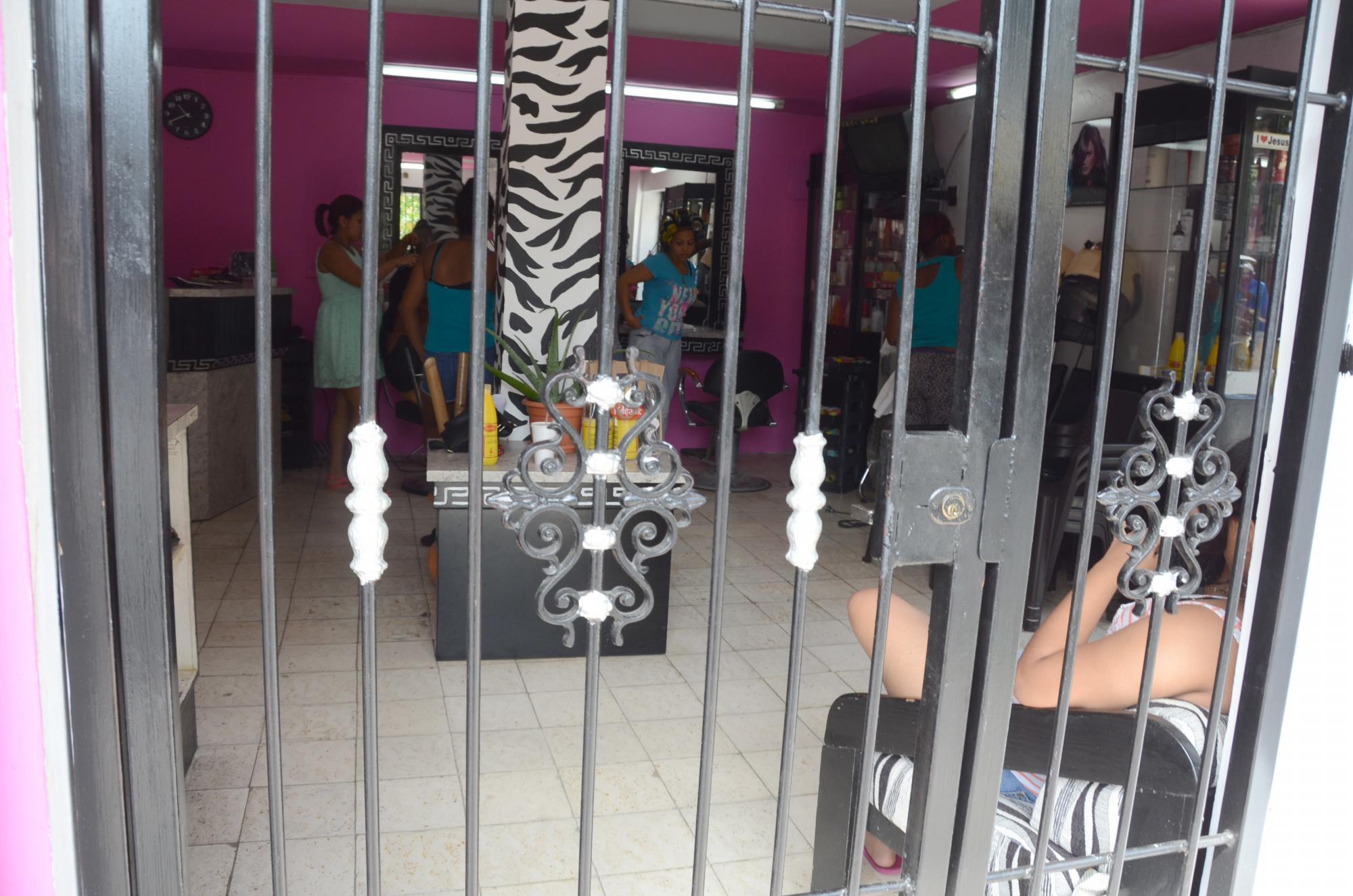 Salón de belleza mantiene a sus clientes encerradas en Los Mina.