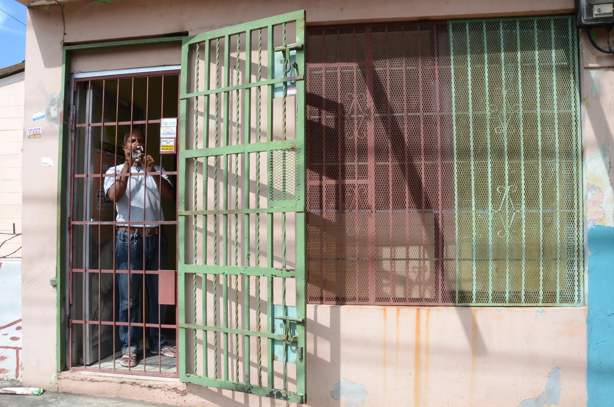 Reparadora de calzados en el Ensanche Ozama.