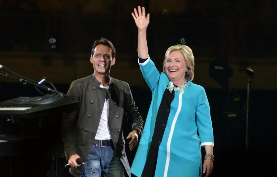 Marc Anthony sube al escenario a Hillary Clinton durante un concierto en Miami 