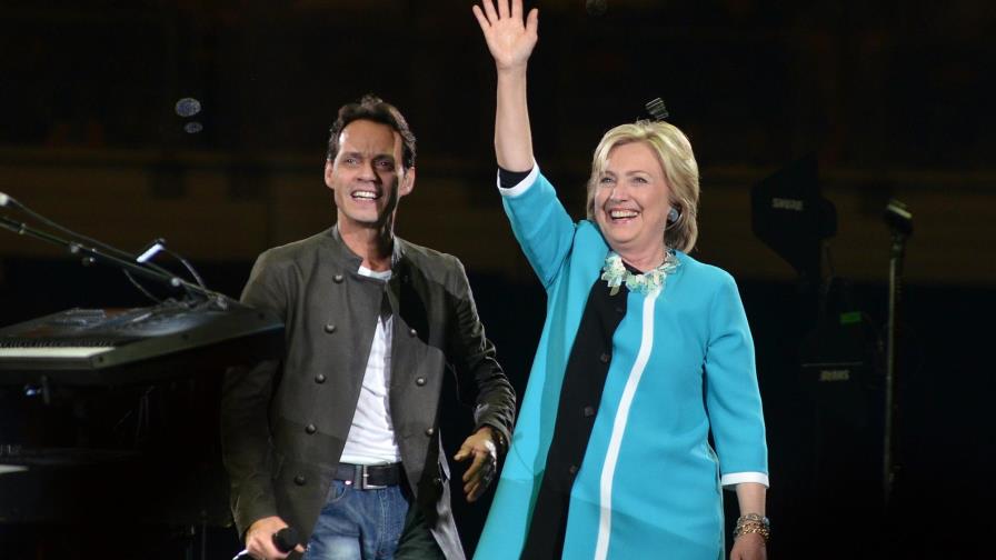 Marc Anthony sube al escenario a Hillary Clinton durante un concierto en Miami 