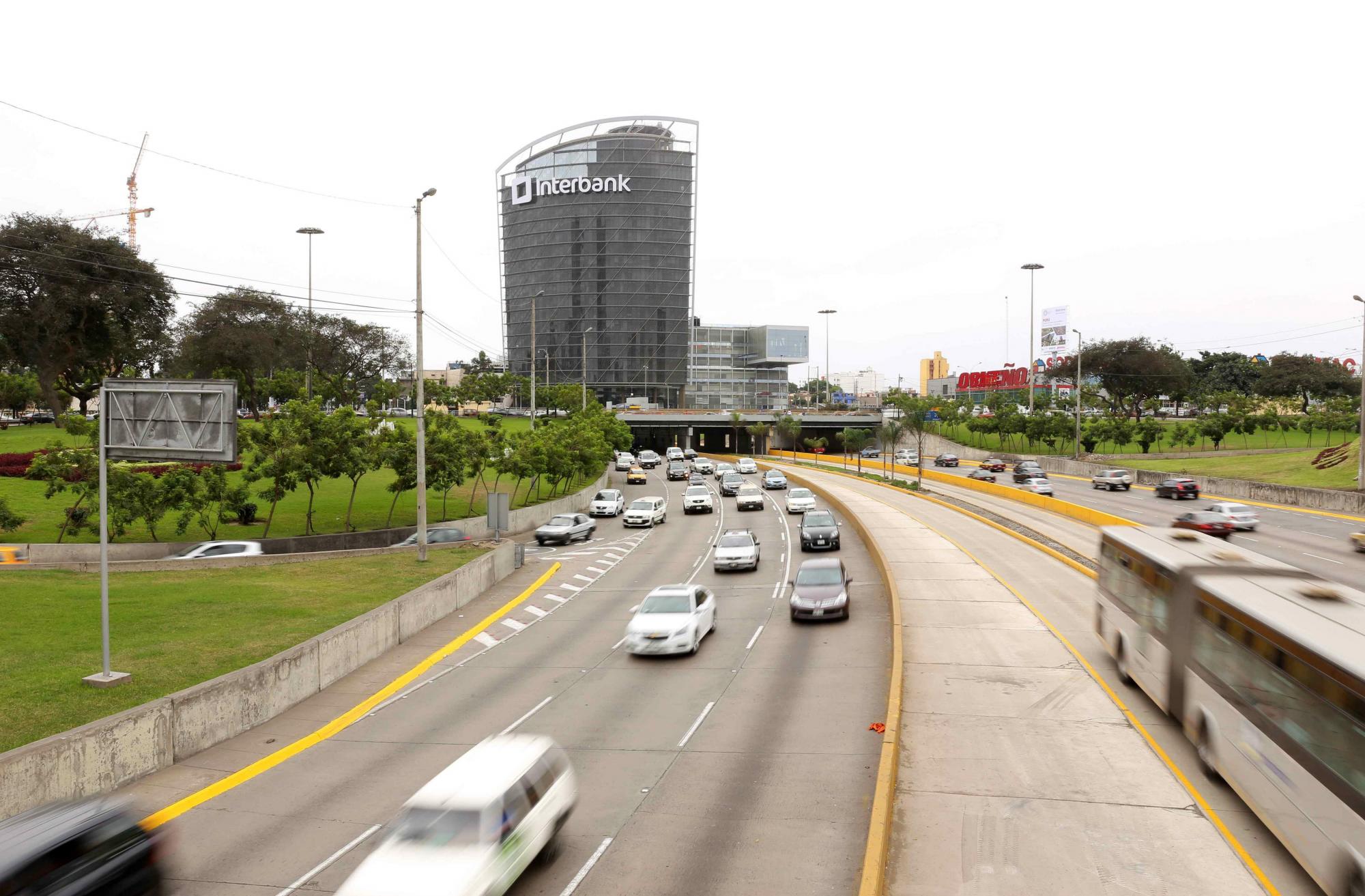 Vista de una avenida principal de la ciudad llamada la Vía Expresa que cruza el distrito financiero de San Isidro, en Lima (Perú) el sábado 3 de octubre de 2015. 
