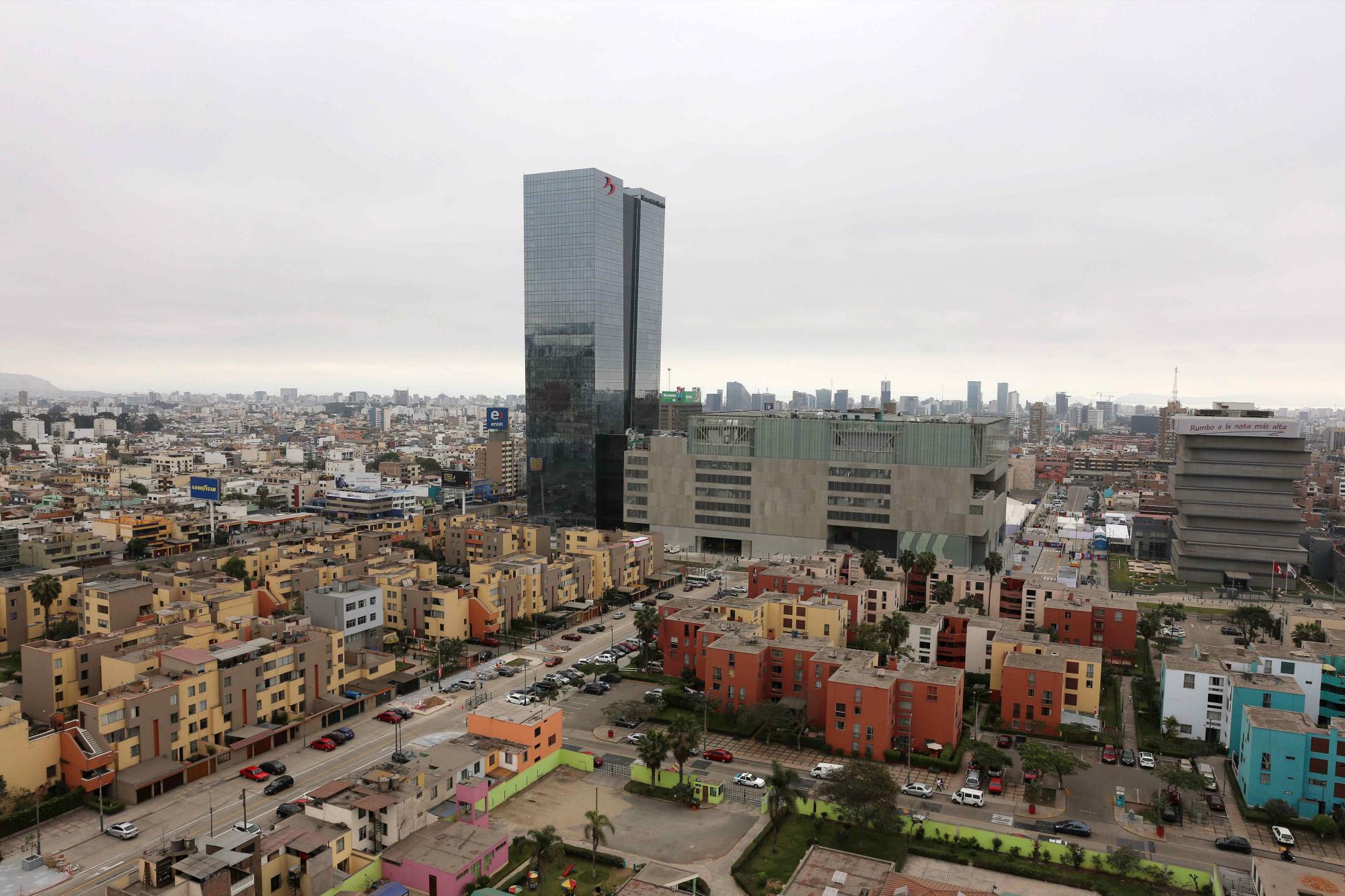 Vista panorámica del Centro de Convenciones y del edificio central del Banco de la Nación (c), recientemente construidos, en Lima (Perú) el sábado 3 de octubre de 2015. 