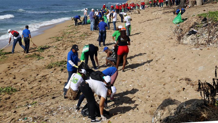 Hay que dejar de tratar los océanos como si fueran un basurero, urge la FAO