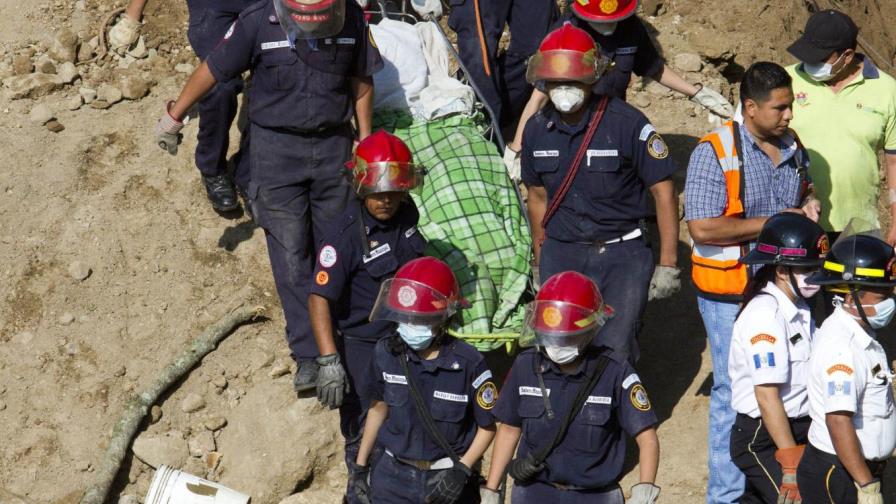 Sube a 131 el número de muertos por el alud en Guatemala