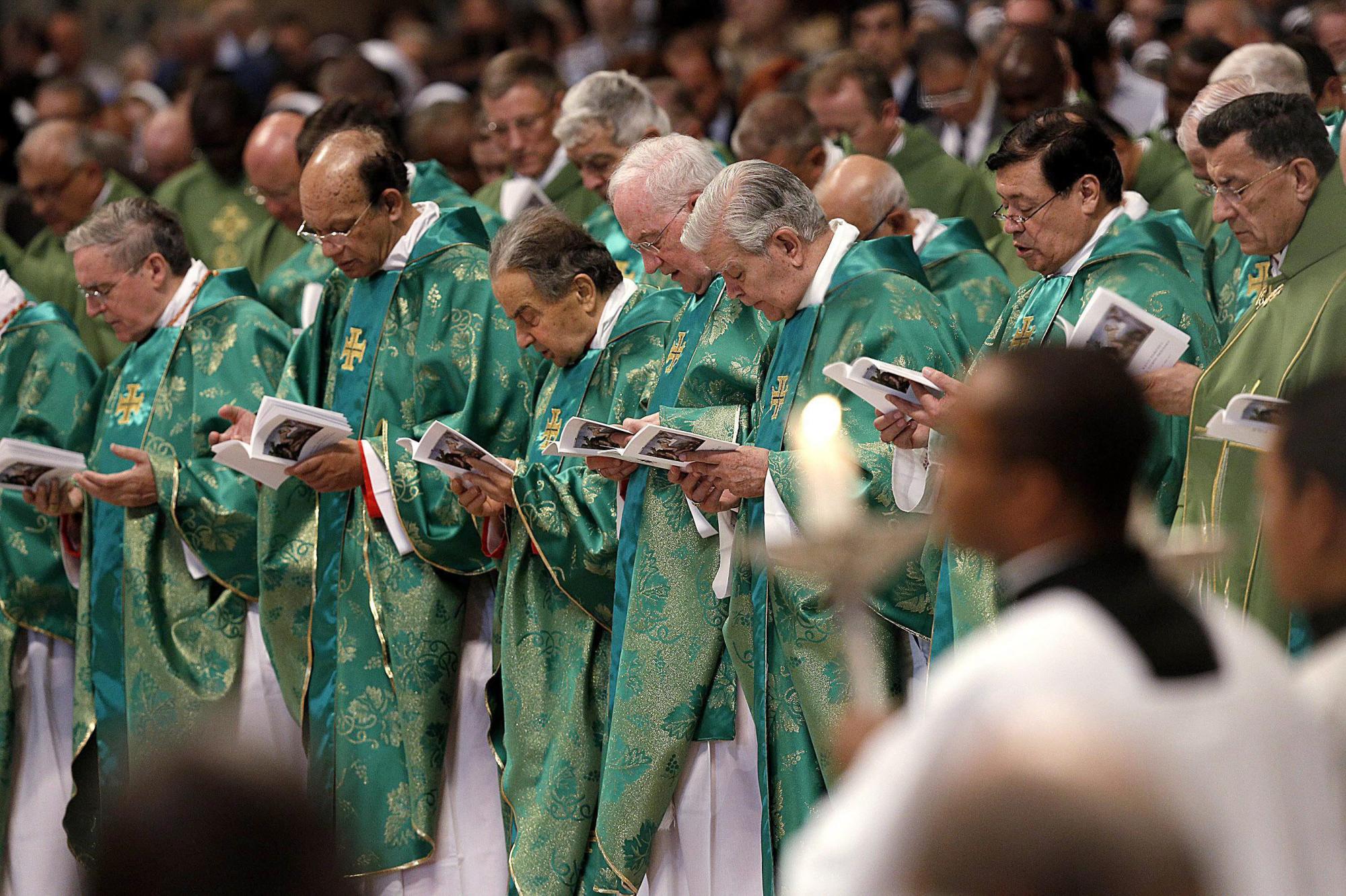 Prelados durante la misa de apertura de la XVI Reunión Ordinaria del Sínodo de los Obispos en la Basílica de San Pedro en la Ciudad del Vaticano.