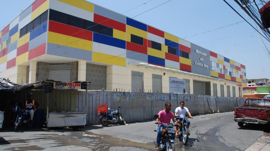 Vendedores del mercado de Cristo Rey firman un acuerdo con el ADN