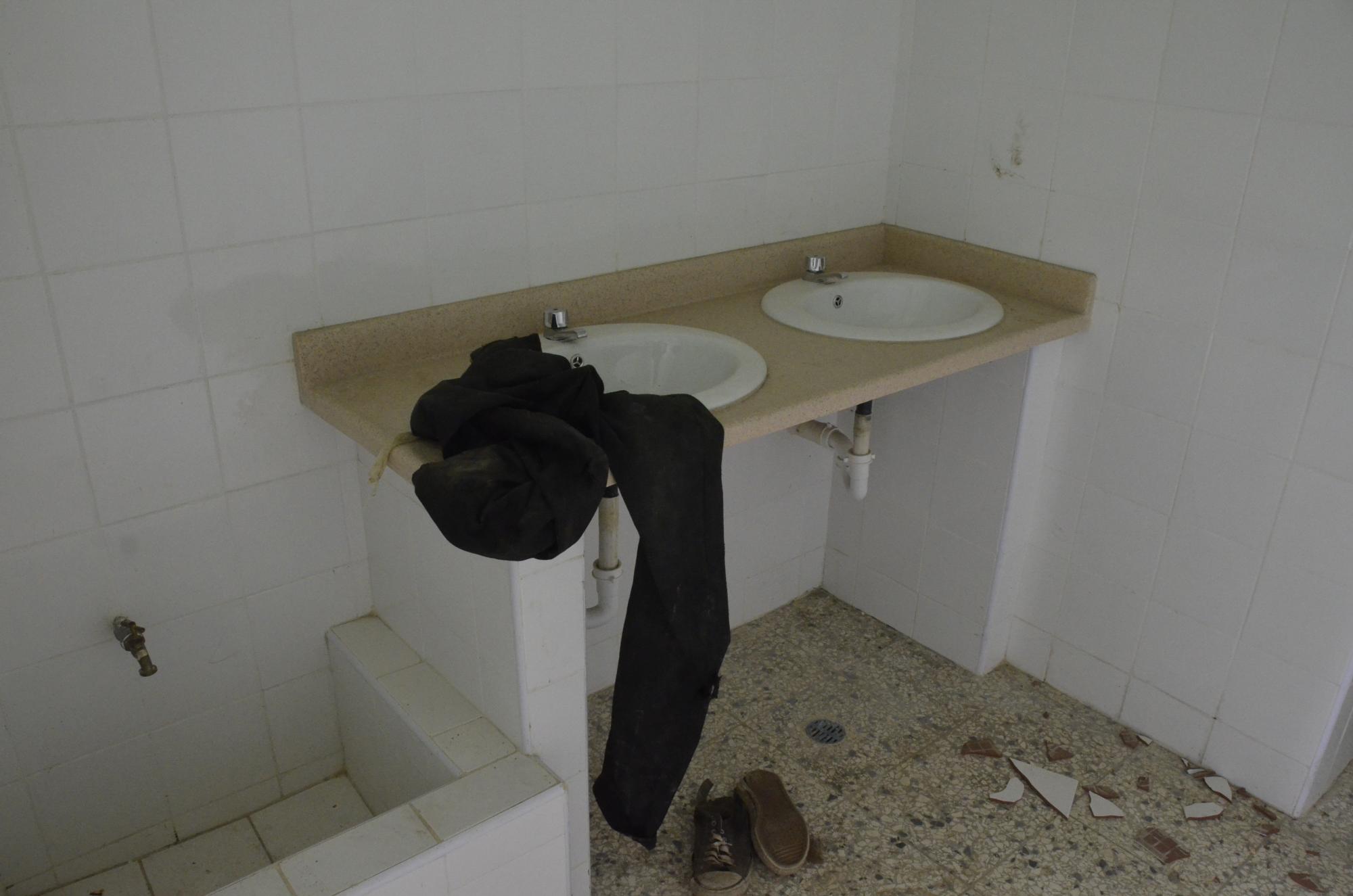 Vista de una de las instalaciones sanitarias sin terminar.