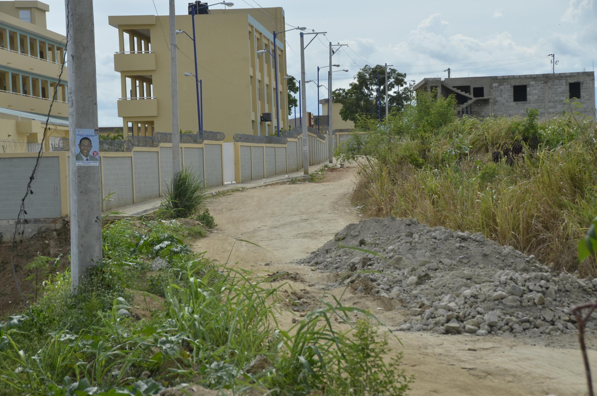 Calles sin asfaltar decoran el frente del Liceo.