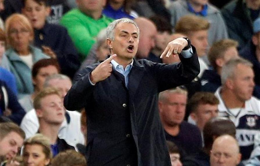 José Mourinho no va bien pero está apoyado por el Chelsea 