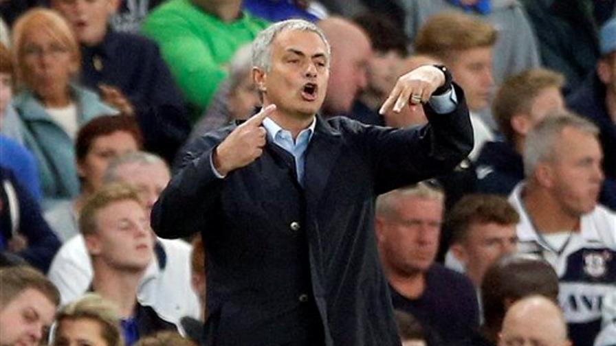 José Mourinho no va bien pero está apoyado por el Chelsea 