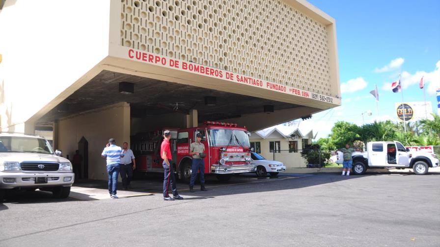 Incendio reduce a cenizas tres viviendas en Santiago