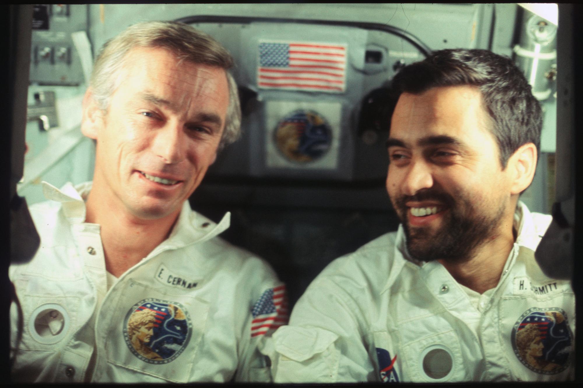 Harrison Schmitt (derecha), el último hombre en pisar la Luna, junto a Eugene Cernan (izquierda), comandante de la misión Apolo 17.