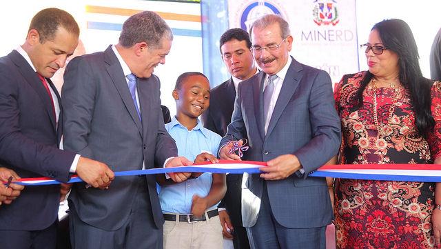 El presidente Medina inaugura la escuela primaria José María Serra en Los Frailes 