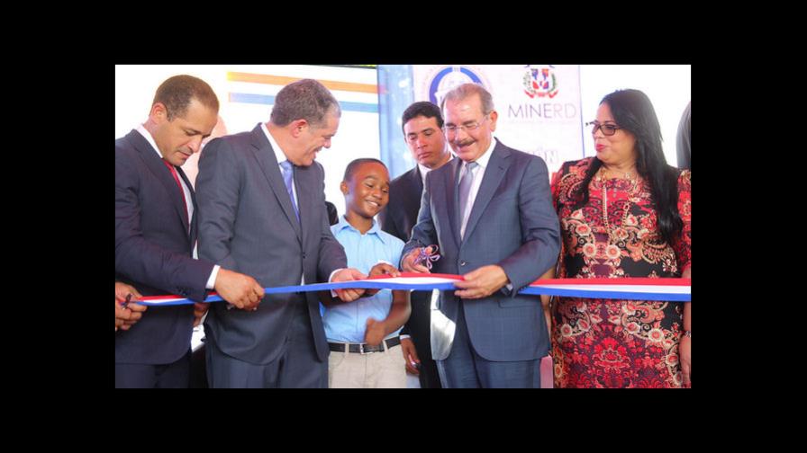 El presidente Medina inaugura la escuela primaria José María Serra en Los Frailes 