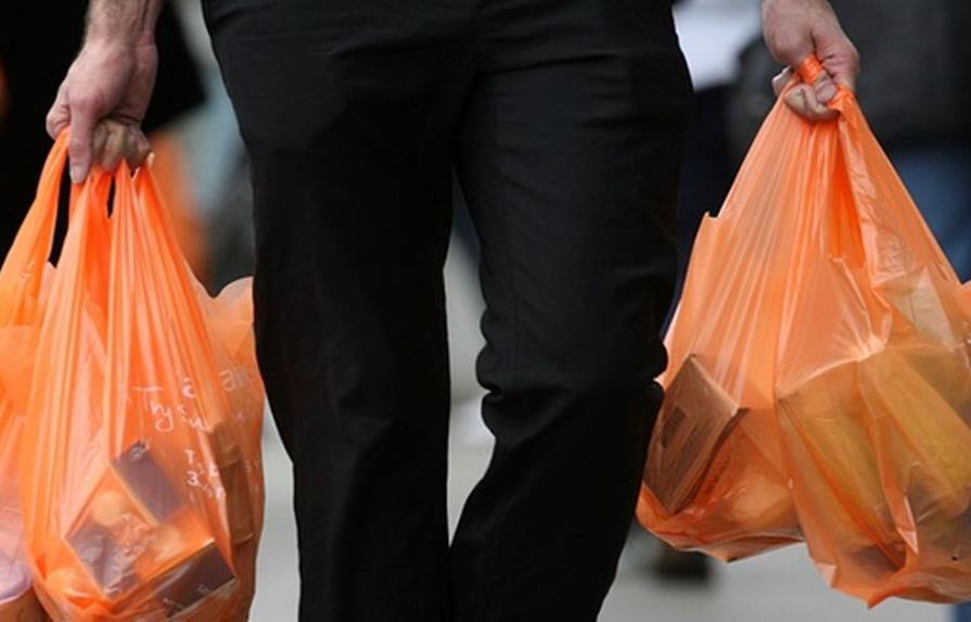 Los supermercados en Inglaterra empiezan a cobrar por las bolsas de plástico
