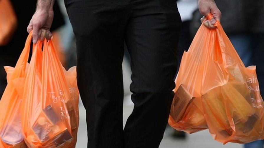 Los supermercados en Inglaterra empiezan a cobrar por las bolsas de plástico