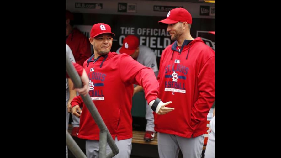 Molina tratará de jugar con pulgar entablillado 