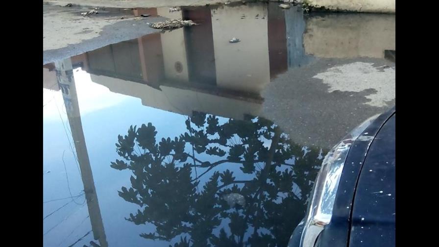 Prisioneros en su propia casa debido al agua estancada que los rodea
Prisioneros en su propia casa por agua estancada