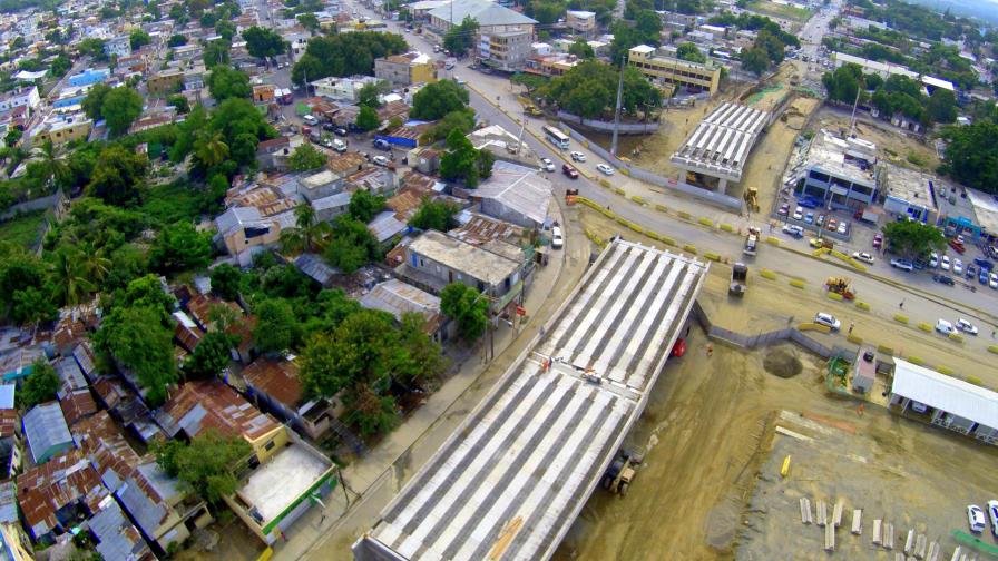Obras Públicas dice construye obras para modernizar a Santiago
