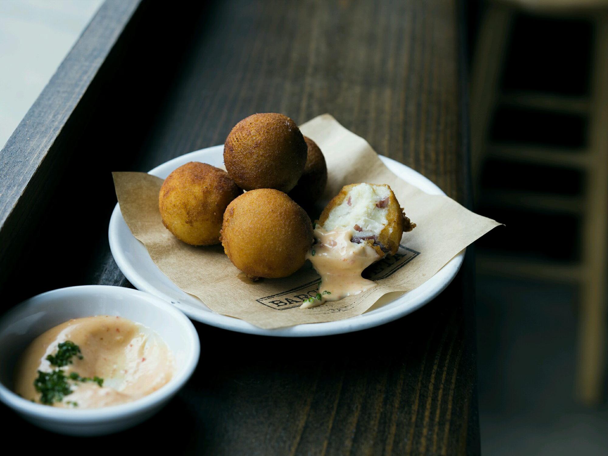 Croquetas de jamón ibérico con ailoli de pimientos de piquillo, que sirve el restaurante Barceloneta en Miami, Florida.