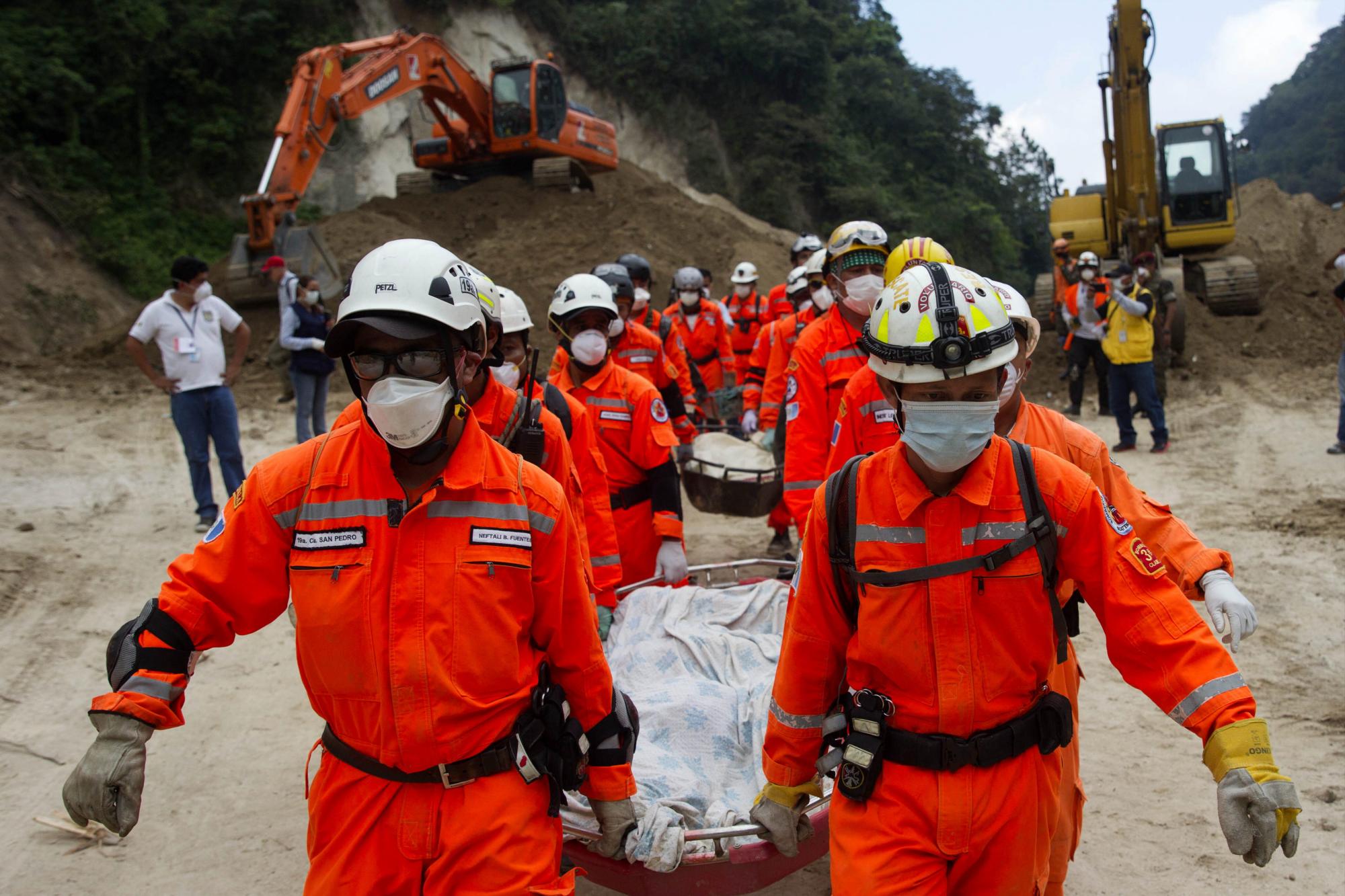 Bomberos recuperan el cadáver número 161 del área de desastre tras un deslave en Santa Catarina Pinula. 