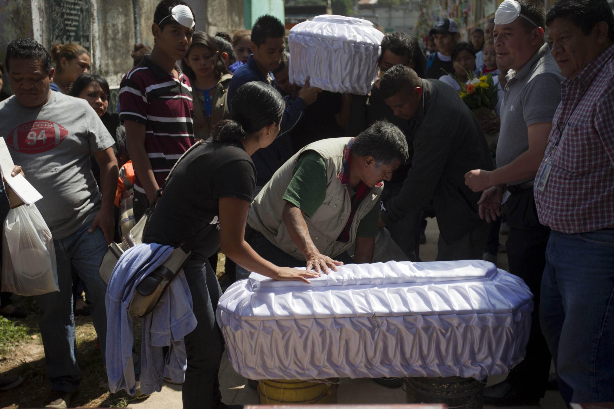 Pobladores de Cambray II entierran a sus familiares fallecidos en el deslave. 