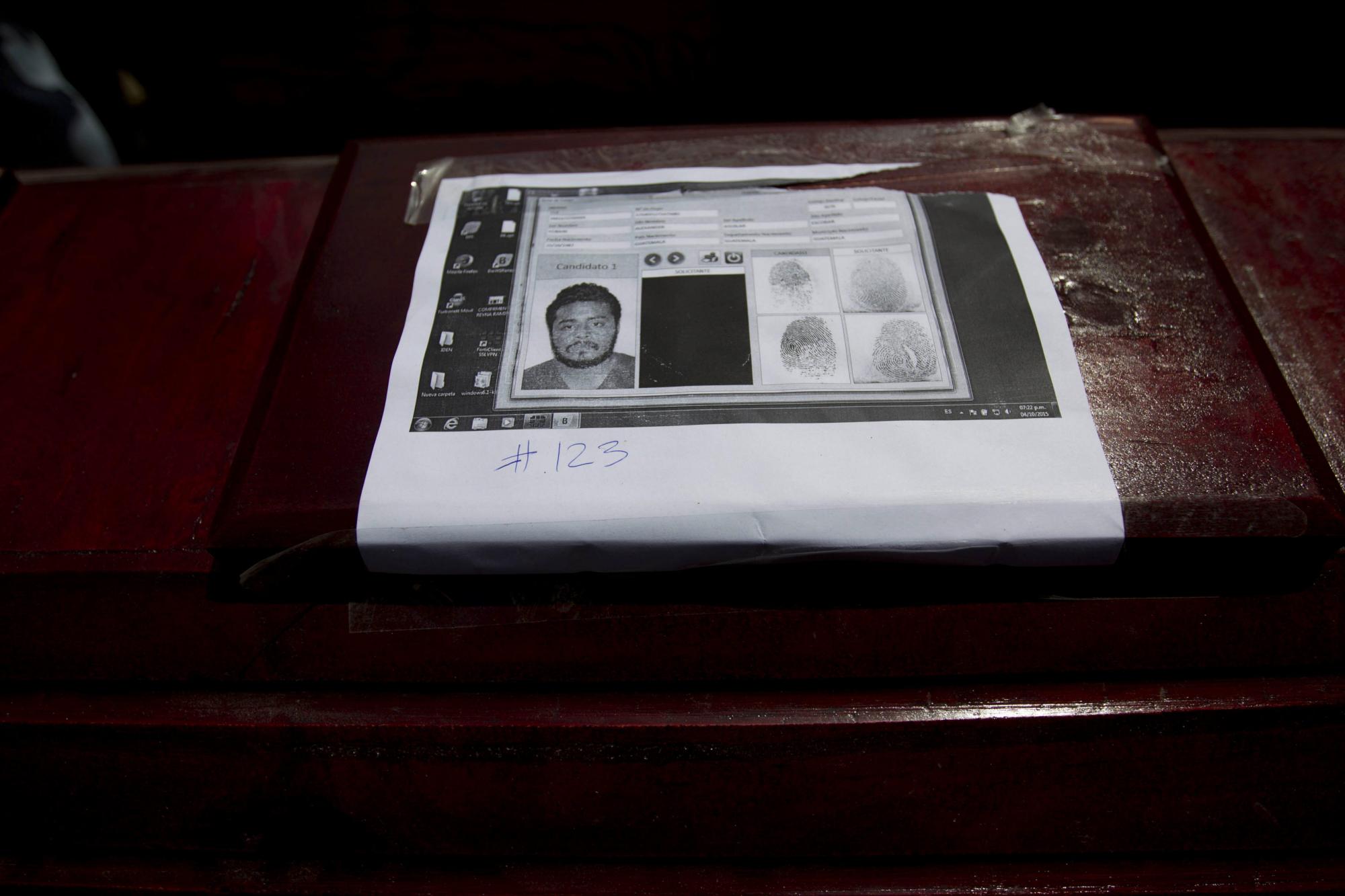 Uno de los ataúdes con la identificación de una de las víctimas del deslave.
