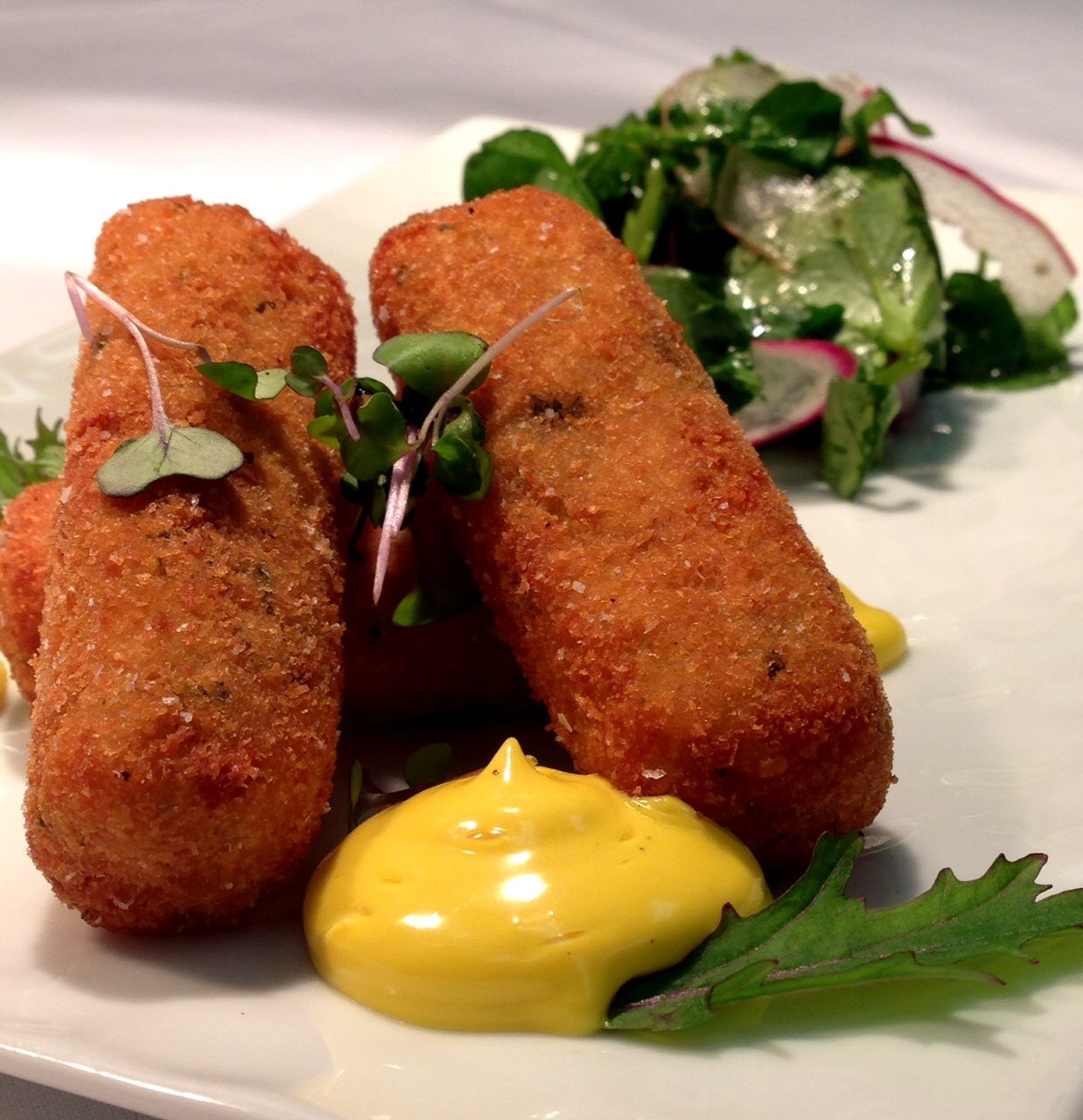 Croquetas de bacalao con alioli de azafrán, preparadas por el chef de origen brasileño Víctor Santos en el restaurante Tuyo, en el centro urbano de Miami, Florida. 