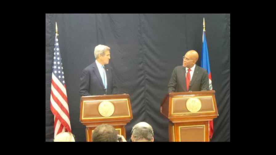 El presidente de Haití recibe al secretario de Estado estadounidense John Kerry