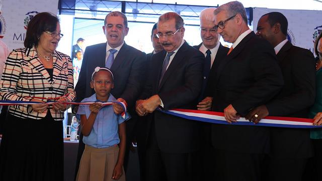 El presidente Medina entrega escuelas básicas en Peravia 
