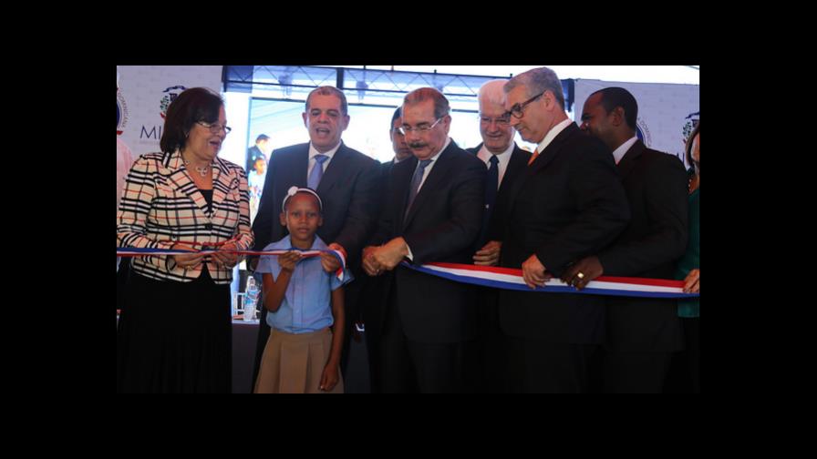 El presidente Medina entrega escuelas básicas en Peravia 