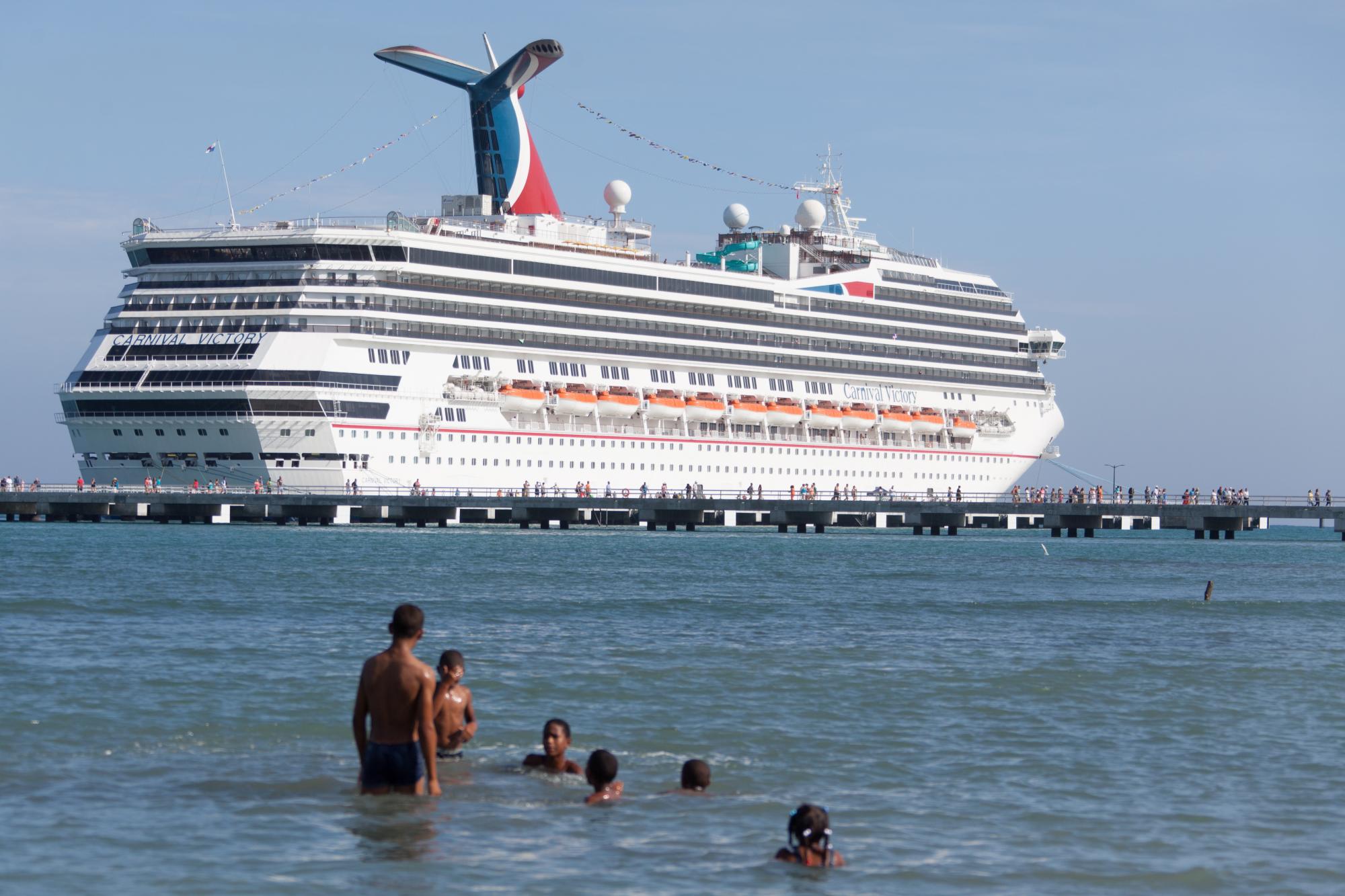 El Carnival Victory es el primer crucero en atracar en el puerto Amber Cove, de Maimón, Puerto Plata.