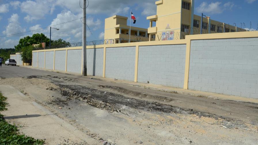 Piden a la OISOE que repare una calle mal asfaltada