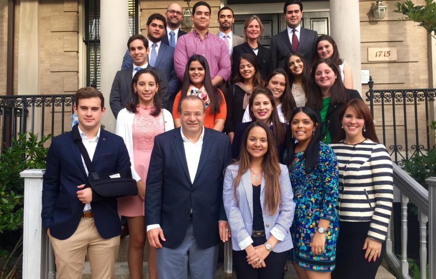 Embajador José Tomás Pérez recibe a estudiantes dominicanos en Washington