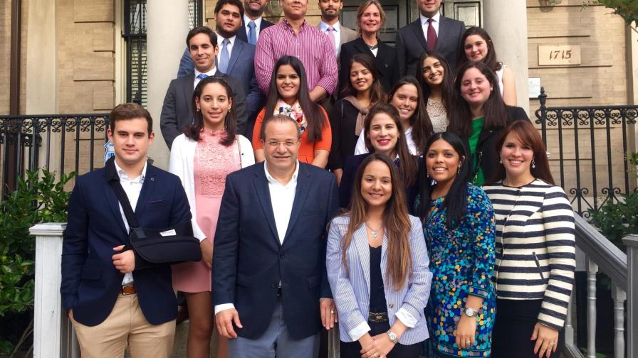 Embajador José Tomás Pérez recibe a estudiantes dominicanos en Washington