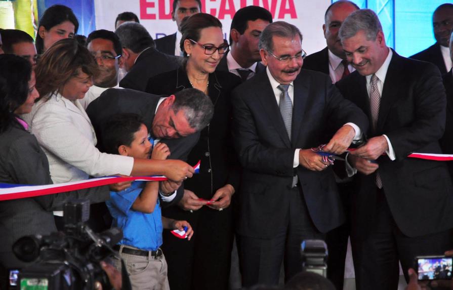 El presidente Medina entrega dos escuelas básicas en Santiago