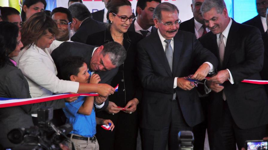 El presidente Medina entrega dos escuelas básicas en Santiago
