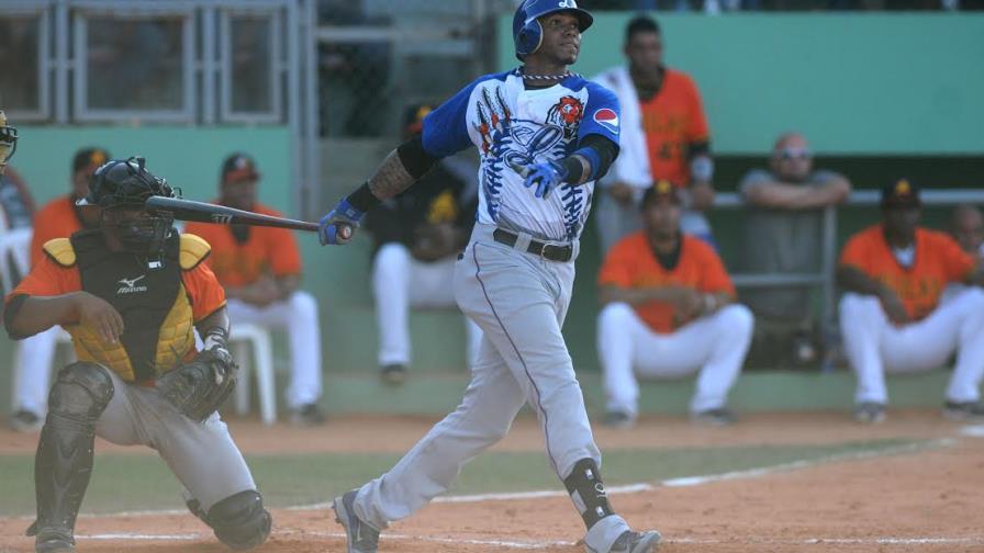 Engel Beltré conecta jonrón de dos carreras en Santiago