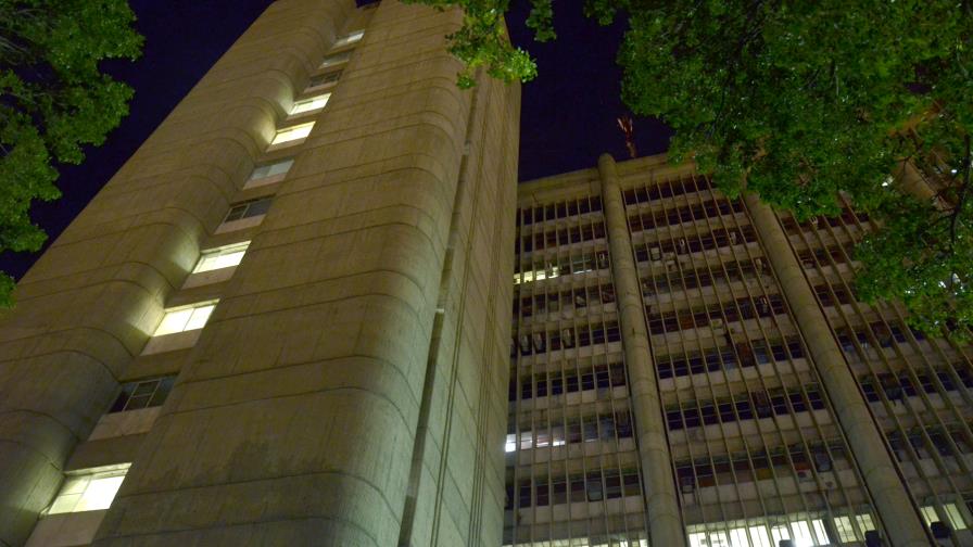 Un hombre se lanzó del edificio El Huacal la noche de este miércoles Un hombre se lanzó del edificio El Huacal la noche de este miércoles