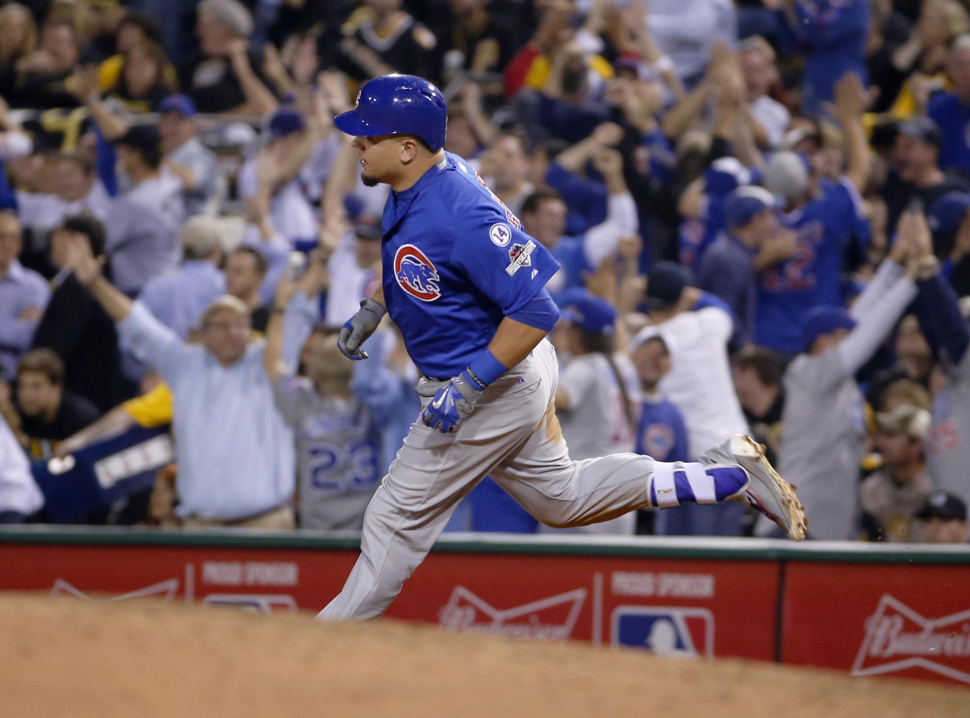 Kyle Schwarber de los Cachorros de Chicago tras pegar un jonrónn en el tercer inning ante los Piratas de Pittsburgh en el juego de comodines de la Liga Nacional. 