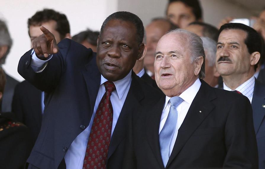FIFA: Issa Hayatou es otro dirigente controversial y enfermo